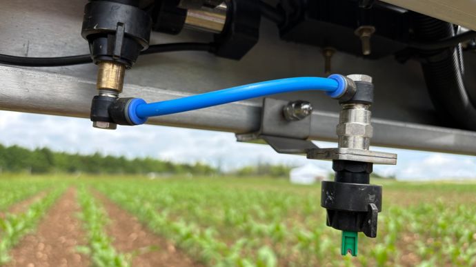 La buse est fixée aisément en n'importe que point de la rampe grâce à un écrou fixé sur le support sans percement. Une canule permet de l'alimenter.